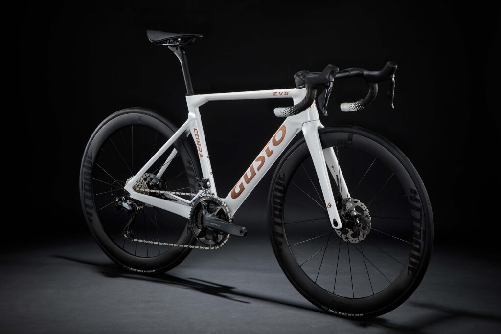 GUSTO COBRA EVO DB ELITE 105 ｜油圧ディスクのカーボンロードバイク 